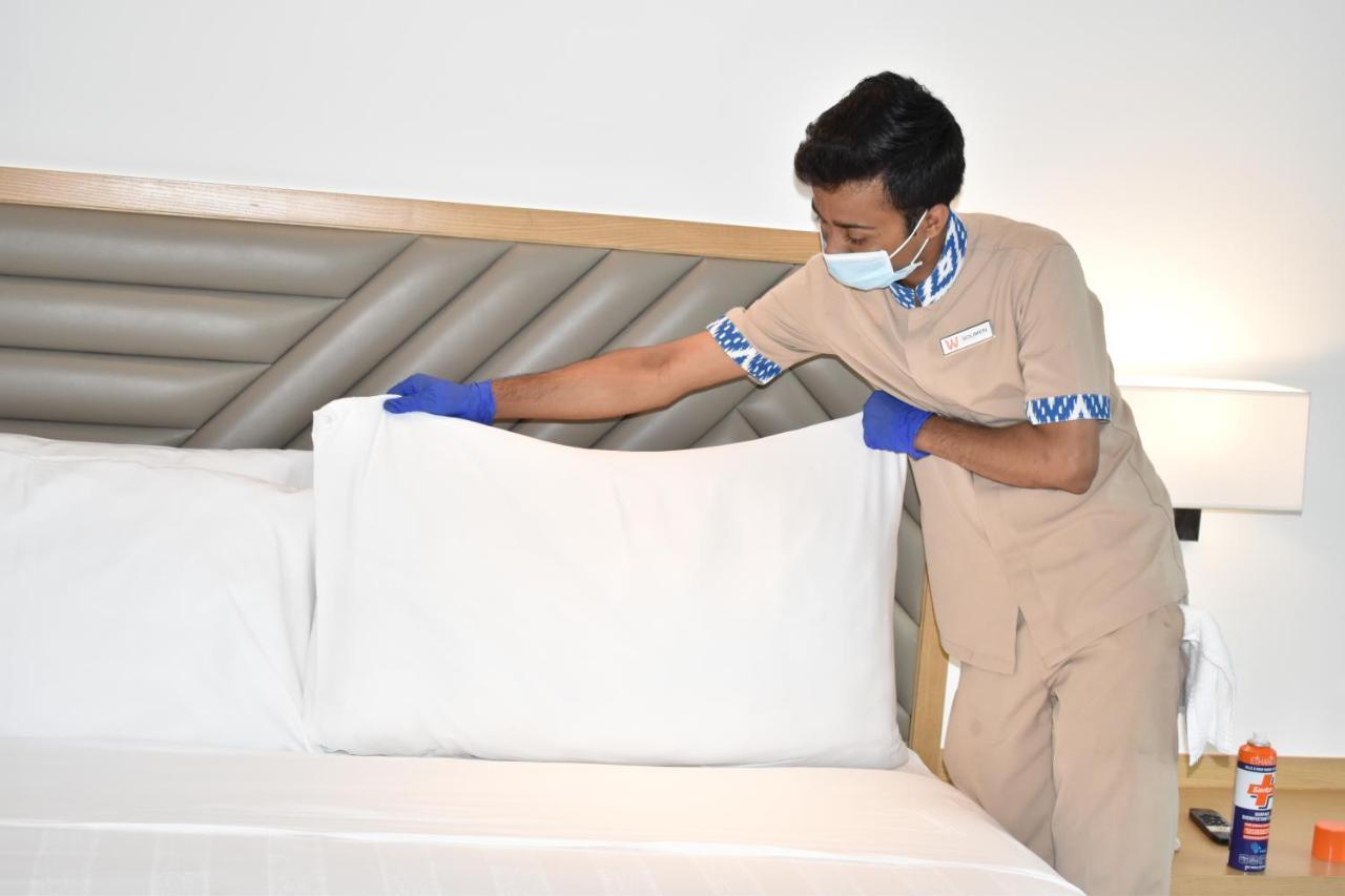 Welcomhotel By Itc Hotels, Racecourse, Coimbatore Exterior photo A housekeeper making a bed