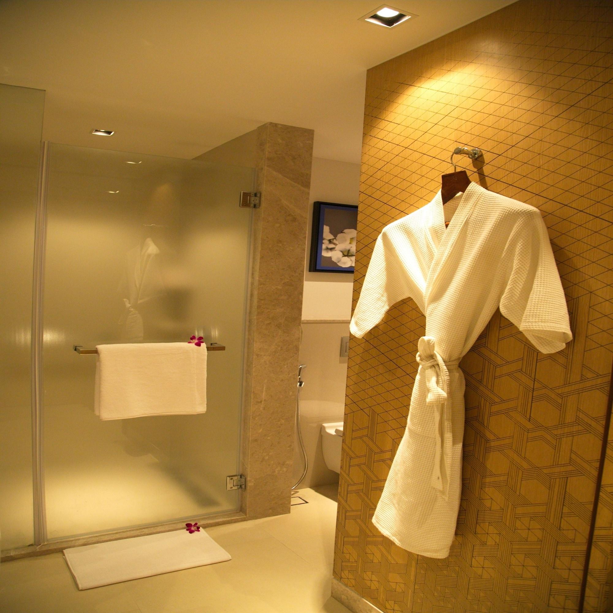 Welcomhotel By Itc Hotels, Racecourse, Coimbatore Exterior photo A bathrobe hanging on a wall